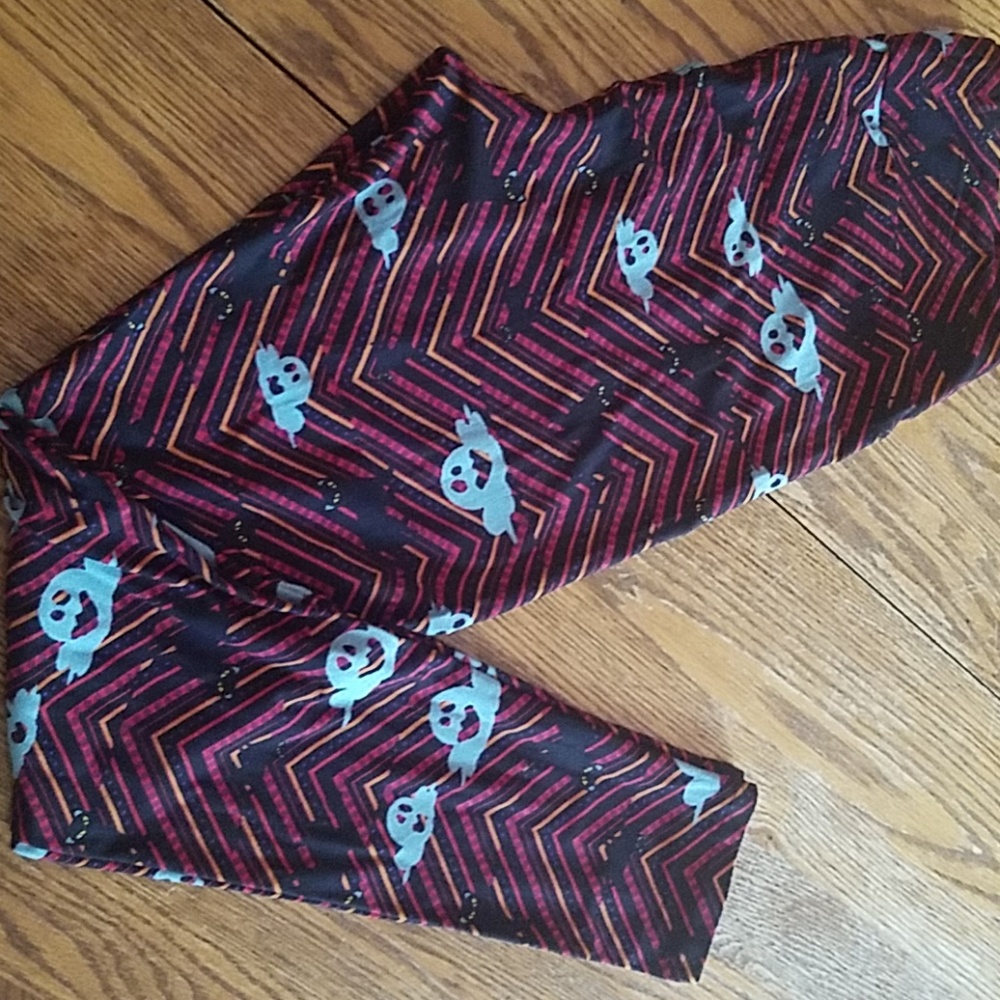 Lularoe Halloween cats and ghosts leggings.